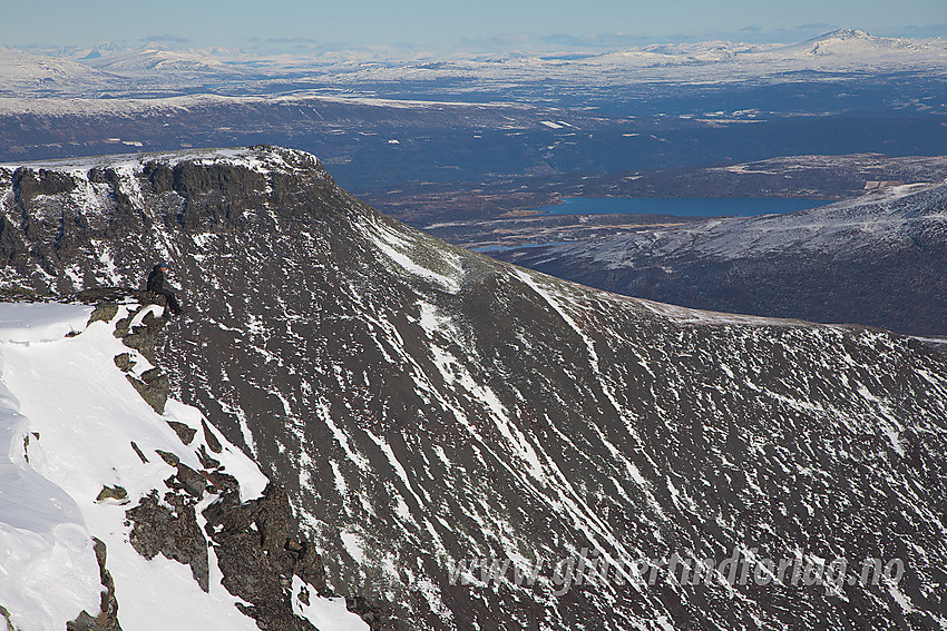 Utsikt fra Ranastongi mot Rankanøse (til venstre). Lenger i det fjerne drar man kjensel på Nørdre Syndin, Slettfjellet og Skaget (bak til høyre).