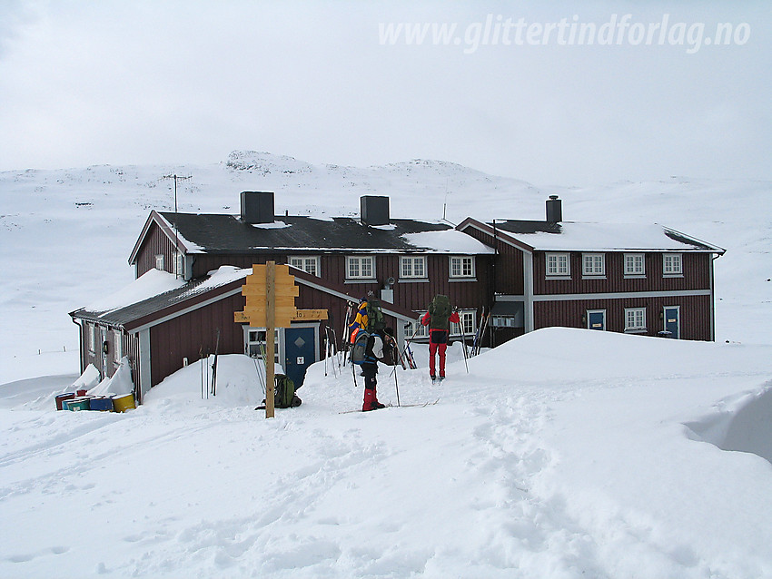 Påskemorgen ved Iungsdalshytta med skiløpere som gjør seg klare til dagens tur.