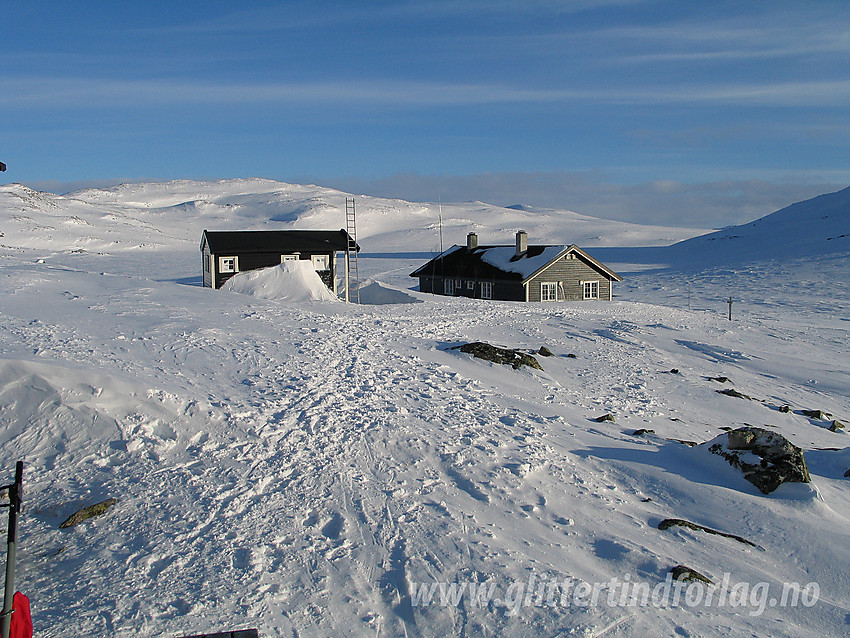 Bjordalsbu ligger høyt, nesten 1600 moh. I bakgrunnen Raudbergskarvet som når opp i vel 1800 moh.