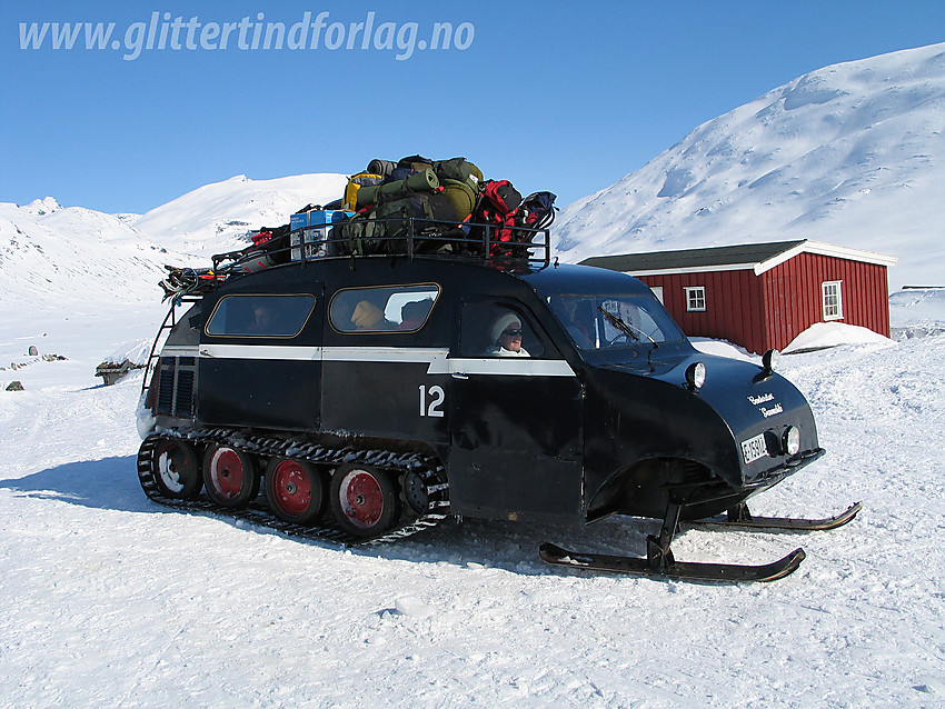 Bombardier Snowmobile, drives som rutegående transport fra Tyin til Eidsbugarden i vintersesongen.