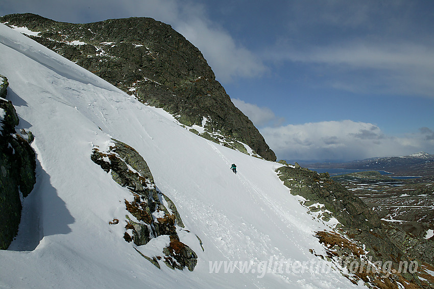 På vei mot Bitihorn (1607 moh). På våren må man ofte opp (eller forbi) denne bratte snøbakken, når man går ruta fra Båtskardet.