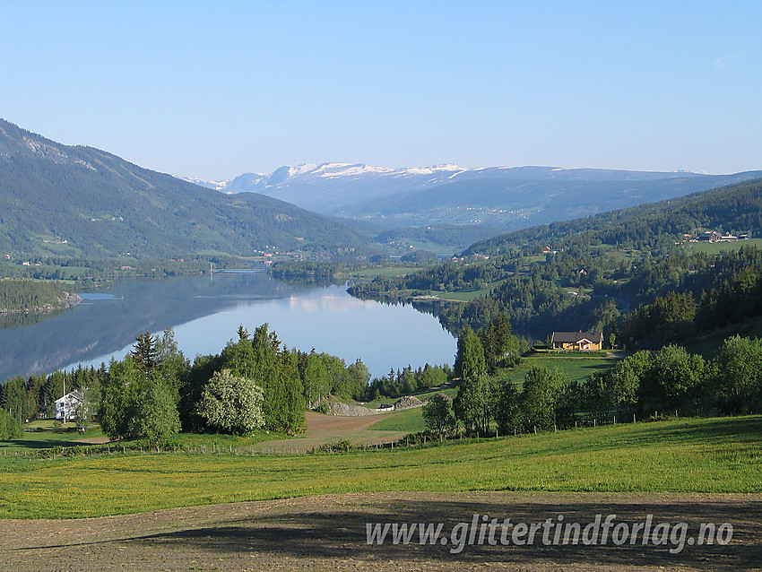 I Røn i Vestre Slidre med utsikt mot Slidrefjorden og videre til Slettefjellet og Belgenøse.