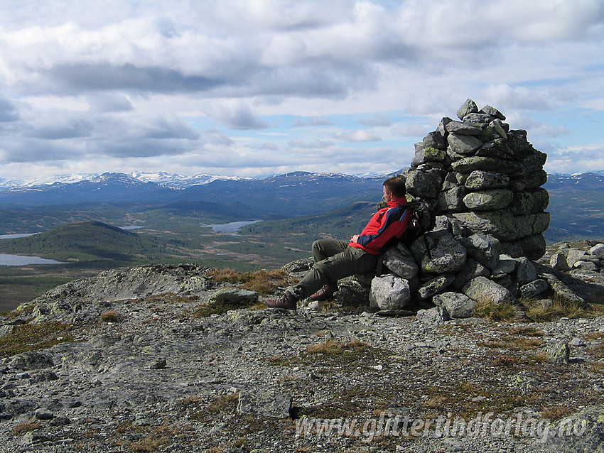 På Djuptjernkampen (1325 moh), kommunetopp i Nord-Aurdal med utsikt nordvestover mot bl.a. Skaget (1686 moh).