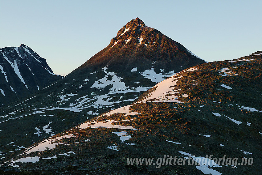 Kyrkja (2032 moh) sett fra Høgvaglbandet. Normalruta til toppen følger ryggen til høyre på bildet et godt stykke før den skrår over mot sadelen til høyre for toppen og opp ryggen fra høyre mot venstre.