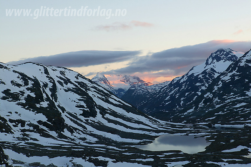 Fra Høgvaglen med utsikt nedover Gravdalen en sommerkveld. Til høyre i bildet ses Gravdalstinden (2113 moh) og glødende i bakgrunnen ligger Hurrungane.