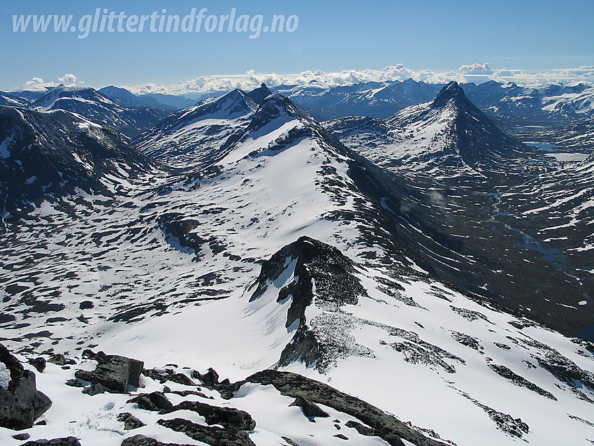 Litt øst for Store Rauddalstinden med utsikt i sørøstlig retning mot Austre Rauddalstinden (2086 moh) og videre til Mjølkedalstinden (2137 moh).