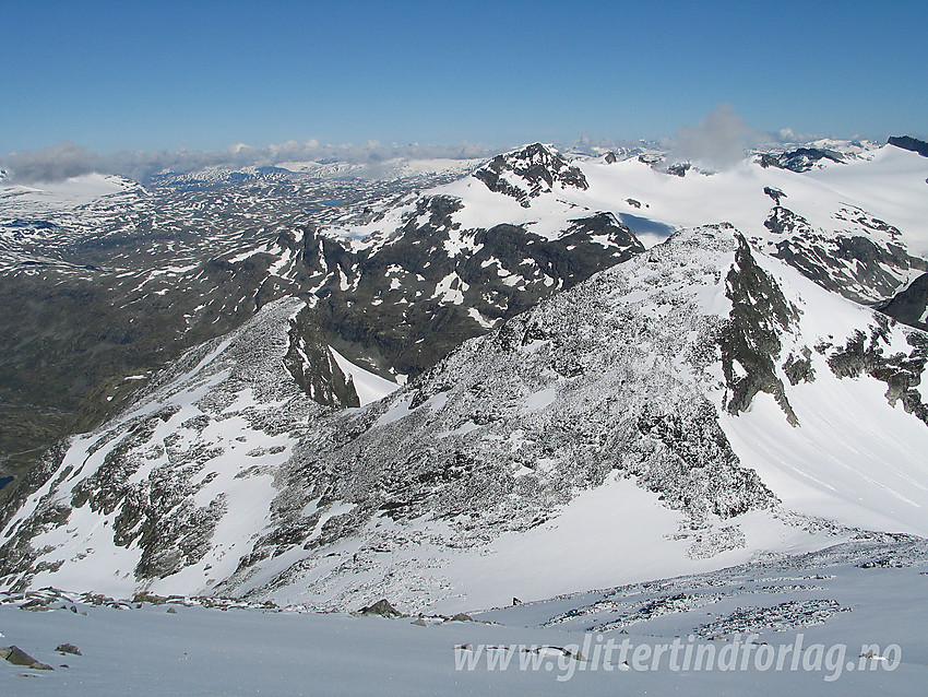 Fra Store Rauddalstinden mot Vestre Rauddalstidnen (2059 moh) med Gravdalstinden (2113 moh) sentralt i bakgrunnen.