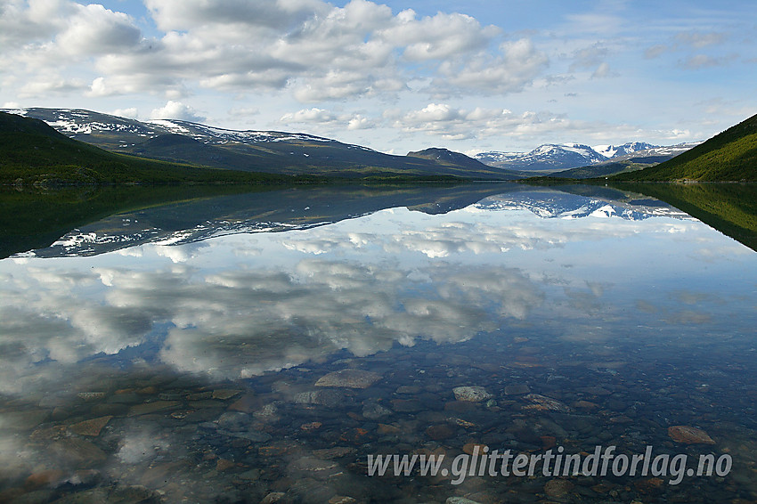 Øvre Sjodalsvatnet, et flott og lett tilgjengelig motiv like ved riksvei 51 gjennom Sjodalen. For anledningen blikkstille med 2000-metertopper som speiler seg i vannet.