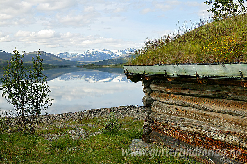 Lita laftehytte ved Øvre Sjodalsvatnet.