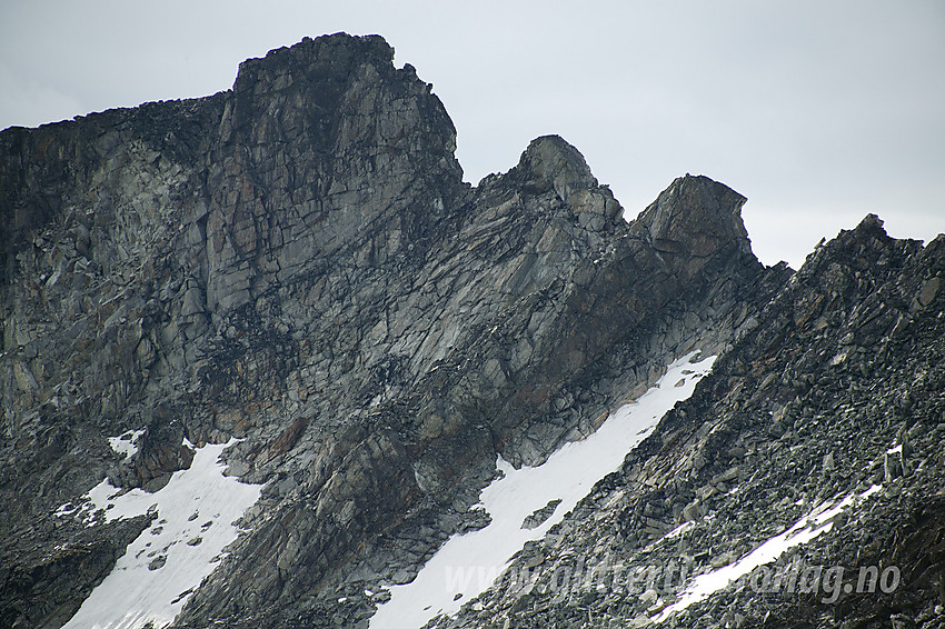 Sørvestre Styggehøbreatinden (2220 moh) med to pinakler på eggen i retning Søraustre.