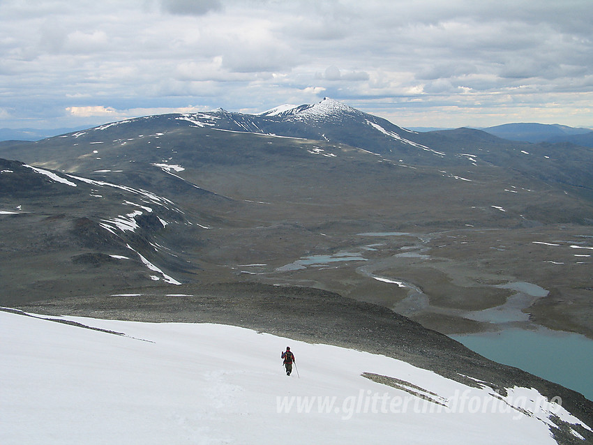 På vei ned fra Søraustre Styggehøbreatinden med Blåtjønnholet forut. I bakgrunnen ses Nautgardstinden (2258 moh).