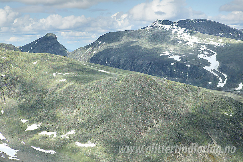 Fra 1994-toppen på Skredahøing mot Larstinden og Snøhettmassivet. I forgrunnen ses en del av østryggen mot Storstygge-Svånåtinden med 1857-toppen.