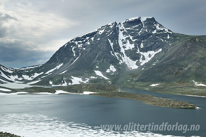 Flott lys over Storstygge-Svånåtinden (2209 moh) med Svånåvatnet i forgrunnen.