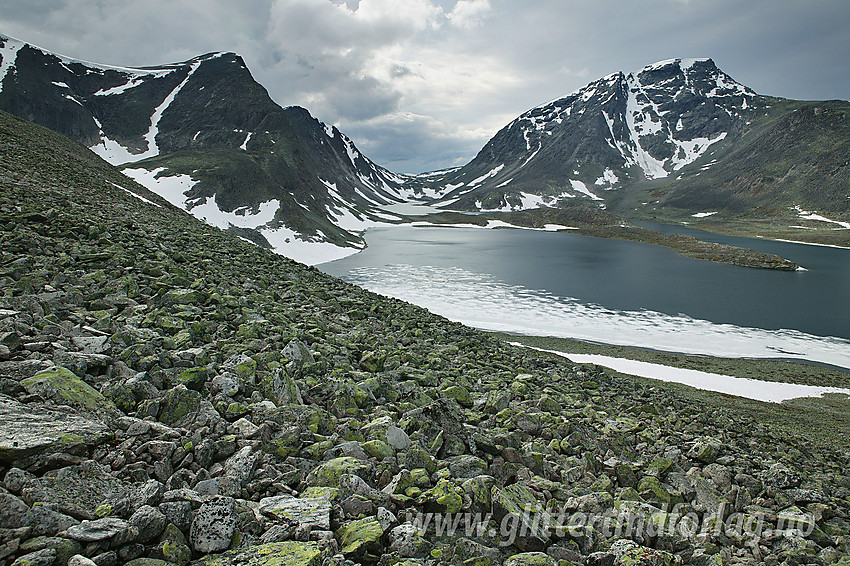 Flott lys over Storstygge-Svånåtinden (2209 moh) med Svånåvatnet i forgrunnen. Nordlige del av Skredahøin til venstre.