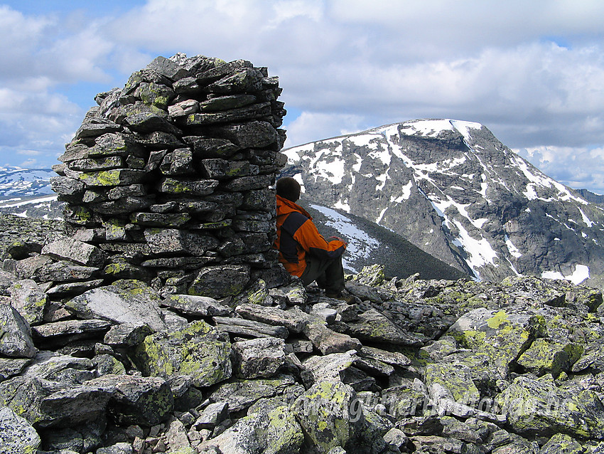 Pause ved varden på Store Skredahøe (2004 moh) med Storstygge-Svånåtinden (2209 moh) i bakgrunnen.