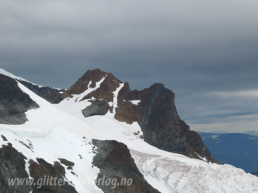 Veobreahesten (2189 moh). Østtoppen (ca. 2148 moh) til høyre.