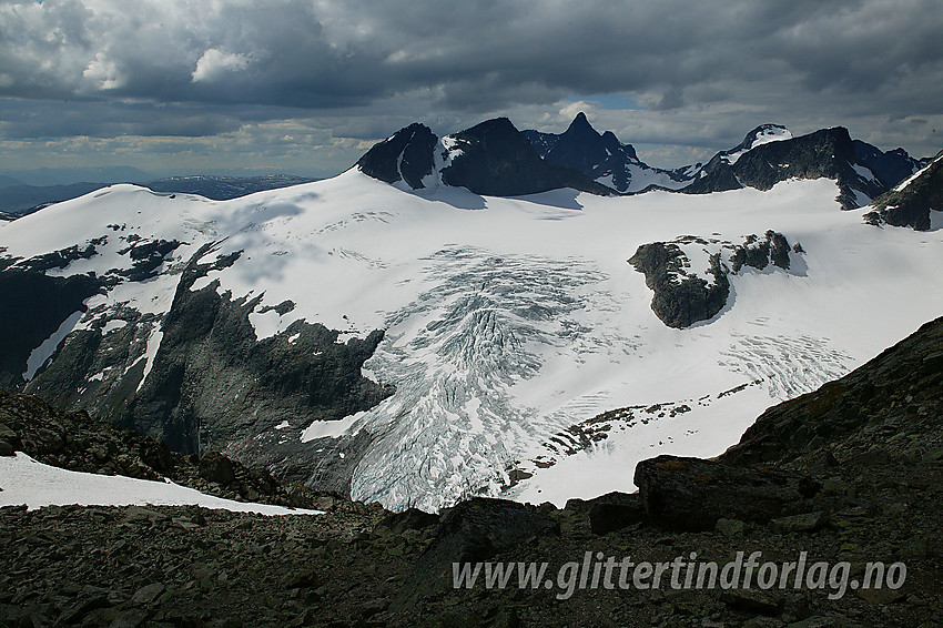 Ved foten av Vetle Midtmaradalstinden mot Stølsmaradalsbreen, Stølsmaradalstinden og Midtre Ringstinden, for å nevne noe.