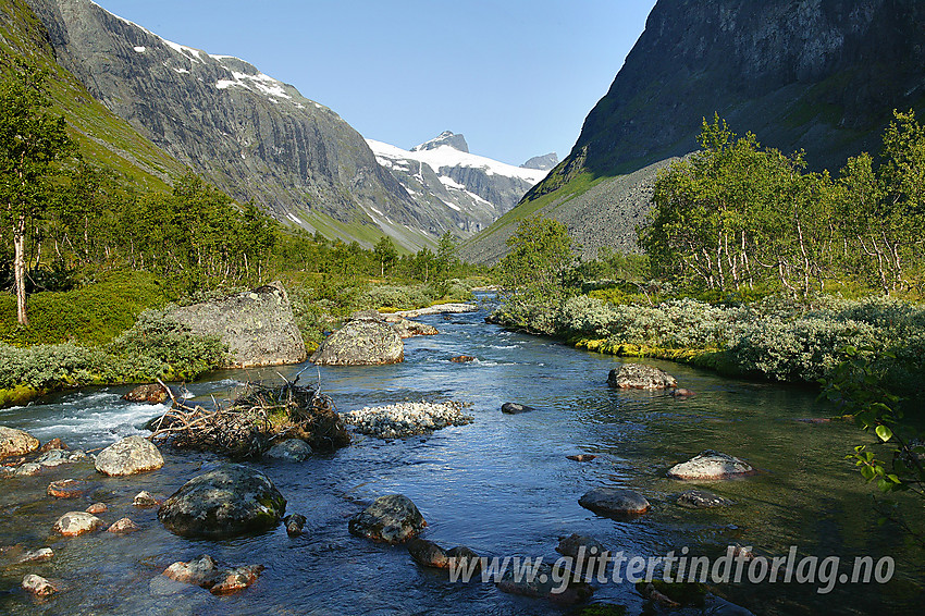 Idyllisk morgenstemning i Stølsmaradalen ved Stølsmaradøla. I bakgrunnen ses bl.a. Stølsmaradalsbreen, Stølsmaradalstinden og Midtre Ringstinden.