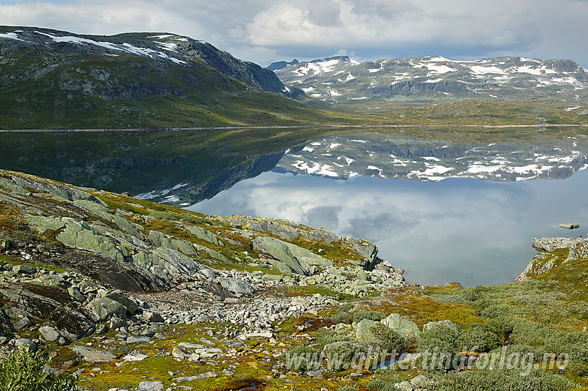 Fra veien over fjellet mellom Årdal og Valdres mot Tyin, Tyineggi og Breikvamsnosi.