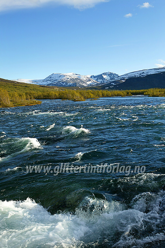 Ved Maurvangne på broa over Sjoa med utsikt sørvestover mot bl.a. Rasletinden og Munken.