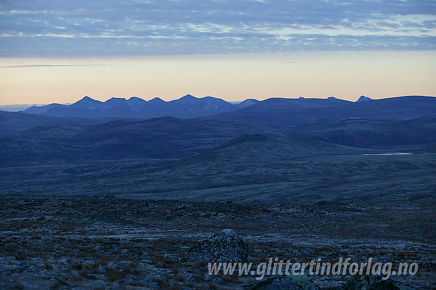 Utsikt fra parkeringen nedenfor Snøheim i sørøstlig retning mot Rondane.