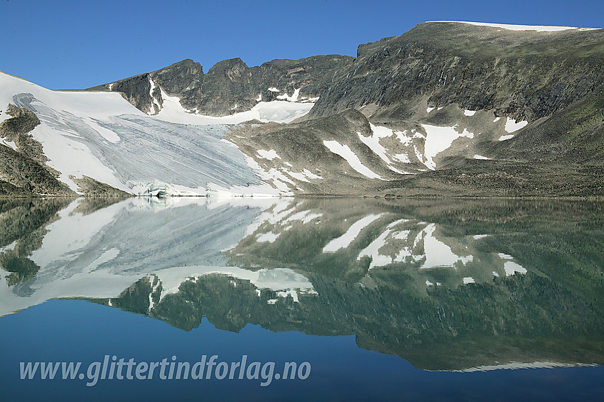 Herlig høstdag på Dovrefjell ved Istjønni som speiler Snøhettamassivet (Vesttoppen til venstre), og breen i Gryta.