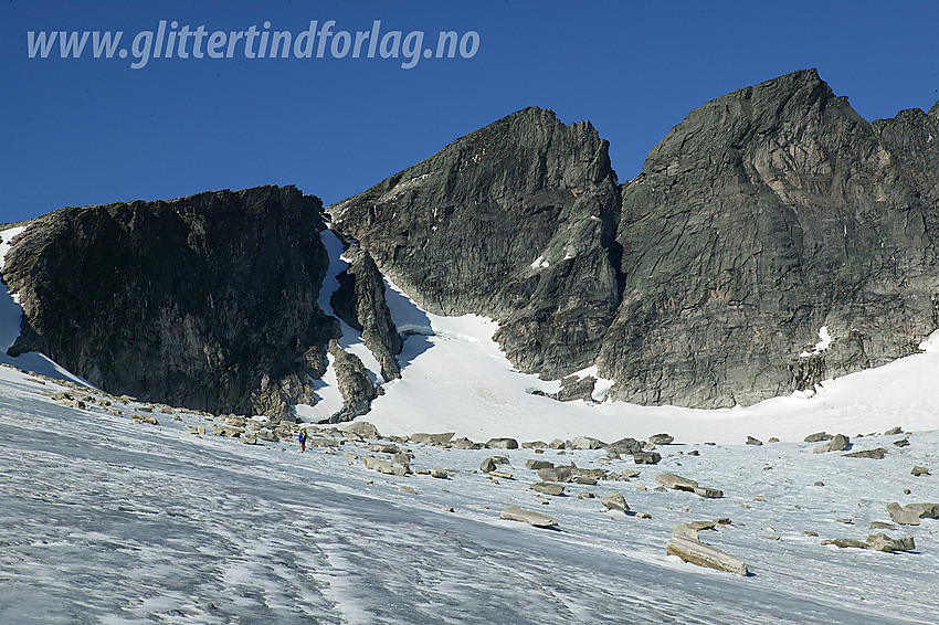 På vei oppover breen i Gryta øst og sør for Snøhetta. På bildet ses Snøhettas Vesttopp (2253 moh) og Hettpiggen (2261 moh).