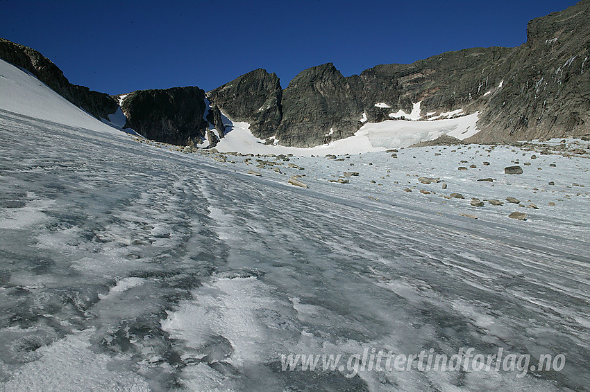 På vei oppover breen i Gryta innunder Snøhettamassivet.