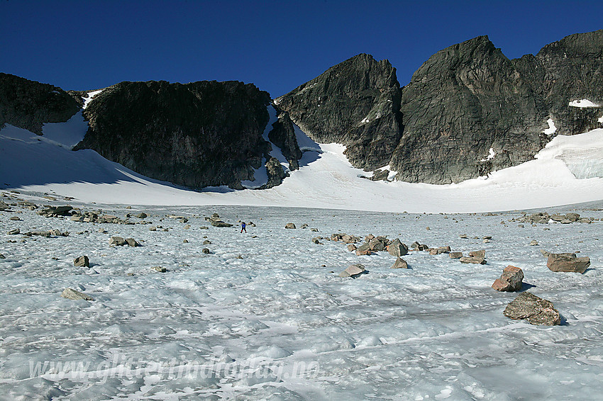 På breen i Gryta oppunder Snøhettamassivet med Vesttoppen (2253 moh) og Hettpiggen (2261 moh) i bakgrunnen.