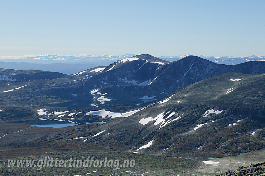 Fra sørøstryggen på Snøhatta mot Skredahøin (2004 moh).