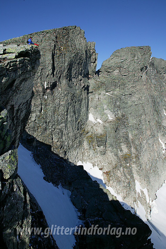 På sørøstryggen mot Vesttoppen (2253 moh) på Snøhetta og Hettpiggen (2261 moh).