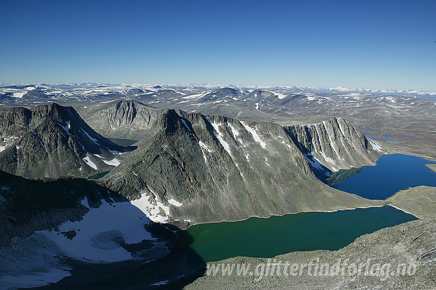 Utsikt fra Vesttoppen på Snøhetta mot bl.a. Larstinden (2106 moh) og Larstjørnin.