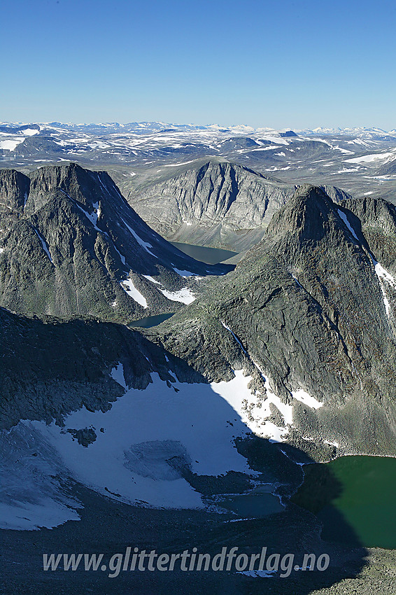 Utsikt fra Vesttoppen på Snøhetta mot Larstinden (2106 moh), Store Langvasstinden (2085 moh) og Drugshøe (1957 moh).