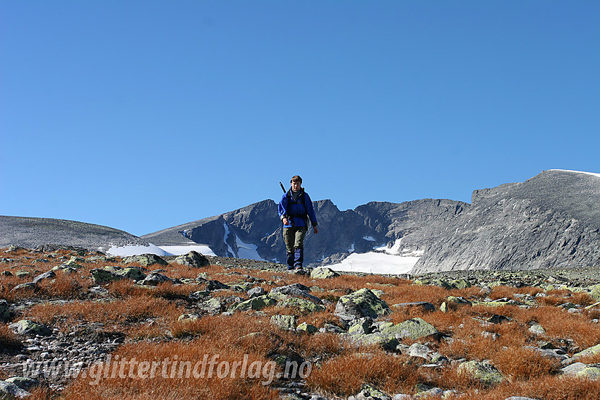 På vei ned igjen etter en tur til Vesttoppen på Snøhetta med Snøhettamassivet i bakgrunnen.