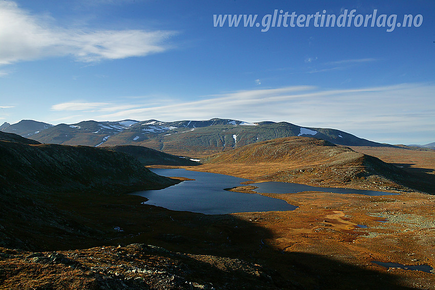 Mot Øystre Fagerdalstjednet og Øystre Fagerdalshøe (1504 moh) med Kalvehøgde og Rasletinden i bakgrunnen.