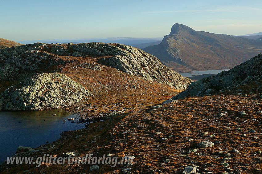 På Heimre Fagerdalshøe (litt øst for toppen) med utsikt i sørlig retning mot Bitihorn (1607 moh).