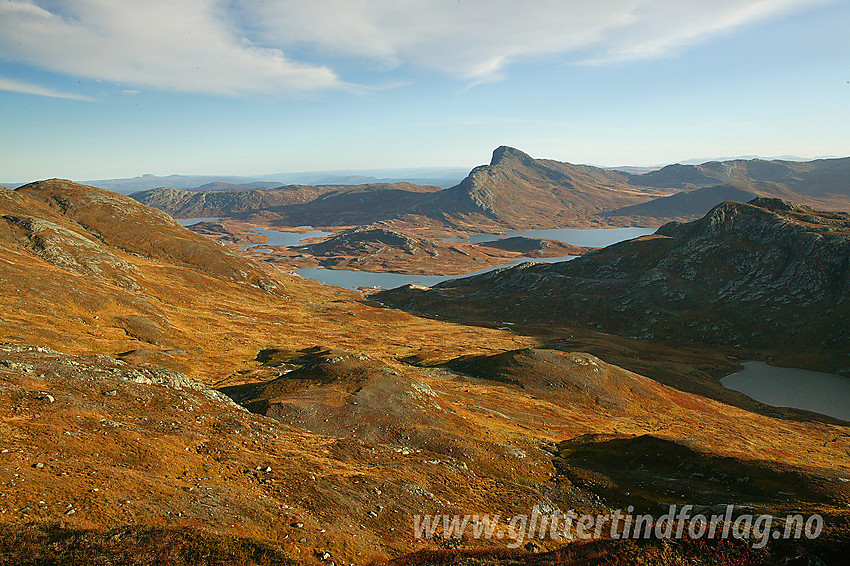 Fra Heimre Fagerdalshøe mot Bitihorn (1607 moh). I forgrunnen ses Heimre Fargerdalen med Mefjellet (1386 moh) til høyre.