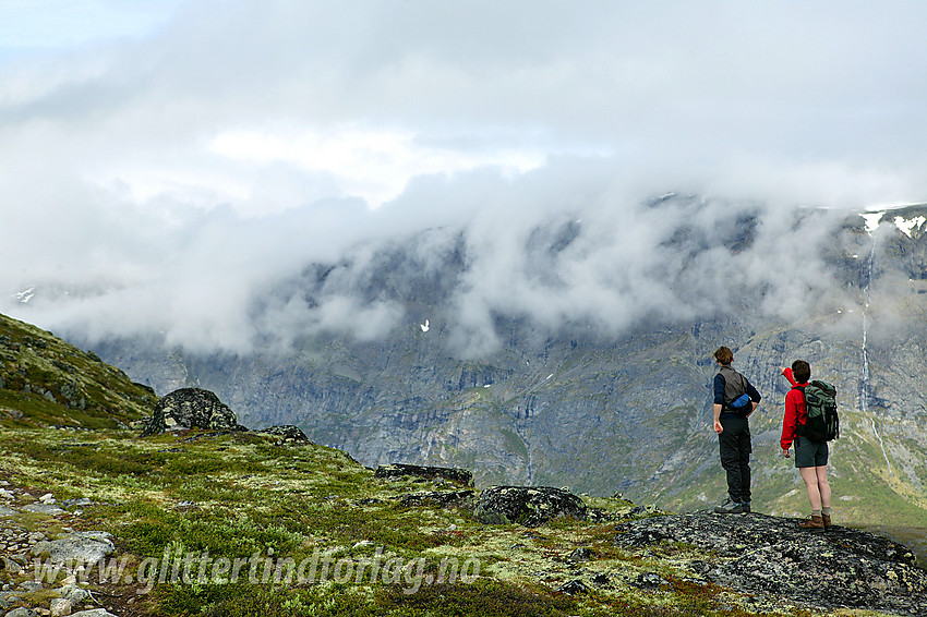 På Knutshøryggen med utsikt mot Veslfjellet som er pakket inn i tåkeskyer.