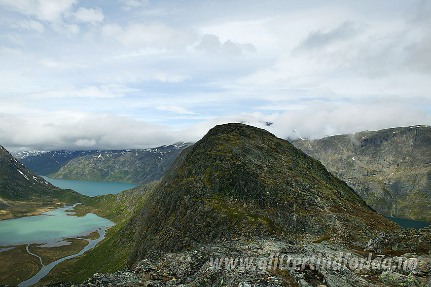 Knutshøe (1517 moh) sett fra øst.