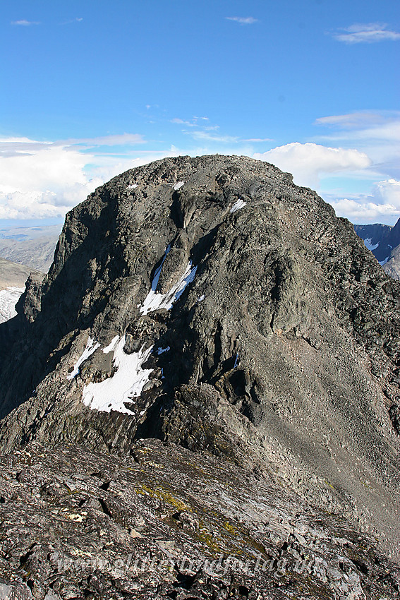 Fra Vesle Knutsholstinen sørøstover mot Vestre Leirungstinden (2250 moh). Søre Knutsholstinden ses såvidt nede i skaret.