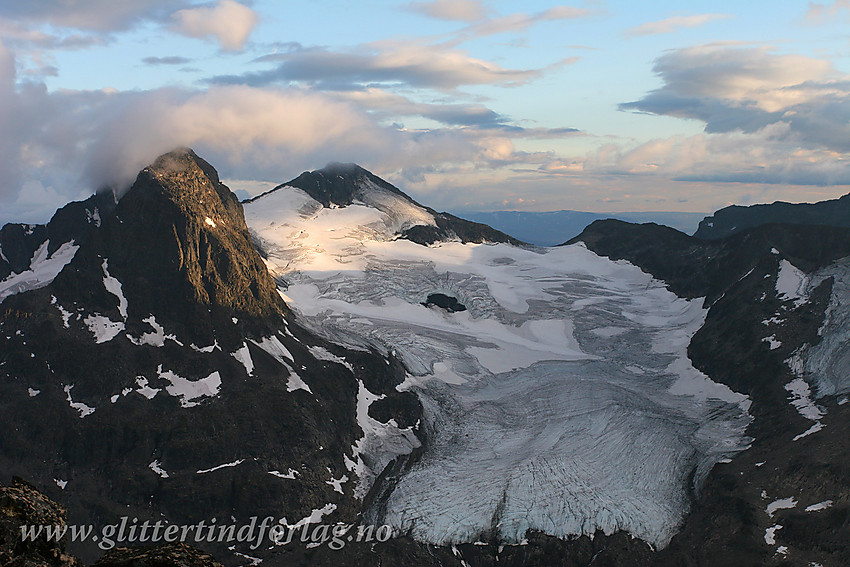 Fra Knutsholsryggen (mellom Midtre og Nørdre Knutsholstinden) mot Svartdalsbrean og bl.a. Mesmogtinden (2264 moh) og Langedalstinden (2206 moh).