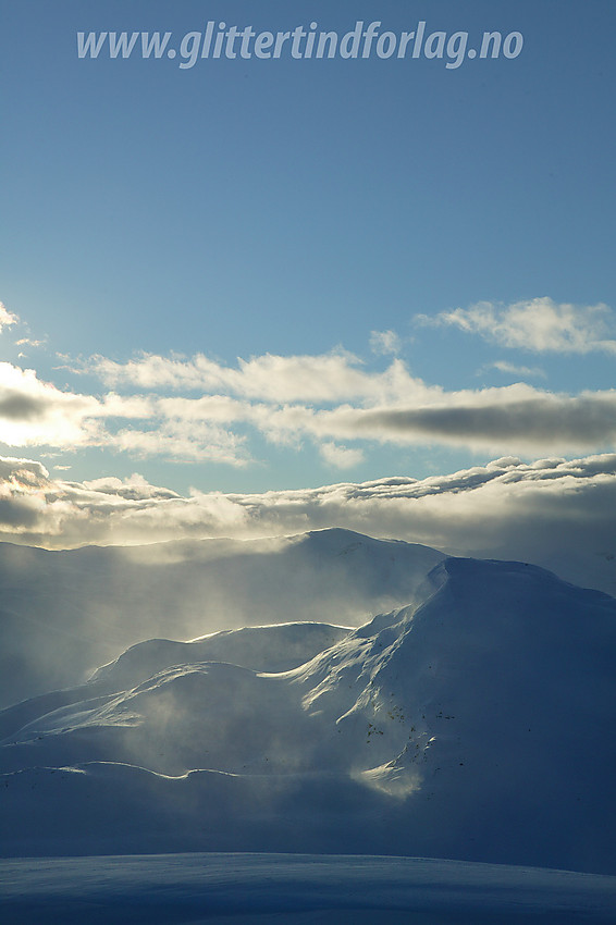 Inferno over Mefjellet (1386 moh) med vind som sender snøen som store skyer ut i lufta.