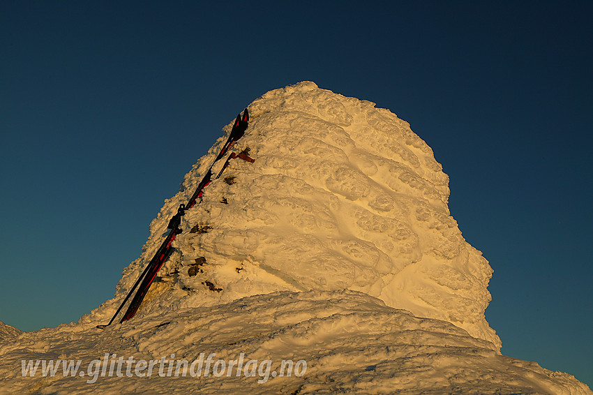 Toppvarden på Mugnetinden (1737 moh) en desemberettermiddag.