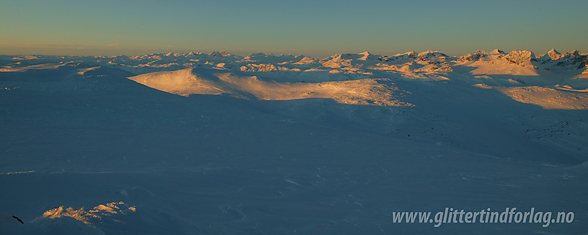 Fra Mugnetinden en desemerkveld med utsikt nordvestover mot Jotunheimens tinder.