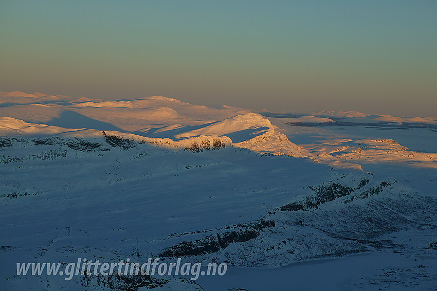 Desemberkveld på Mugnetinden med utsikt i østlig retning mot Bitihorn (1607 moh)