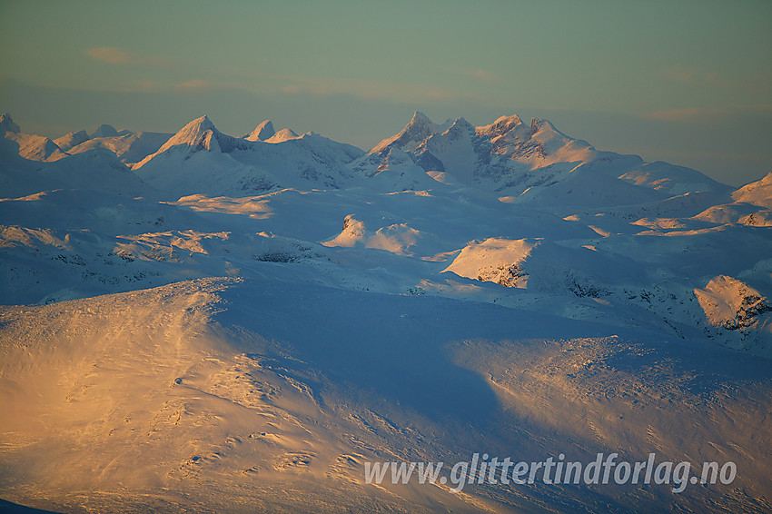 Med telelinse fra Mugnetinden mot bl.a. Falketind (2067 moh) og Hurrungane.