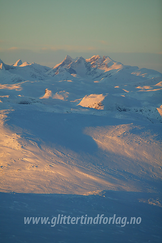 Med telelinse fra Mugnetinden mot Hurrungane i Vest-Jotunheimen.