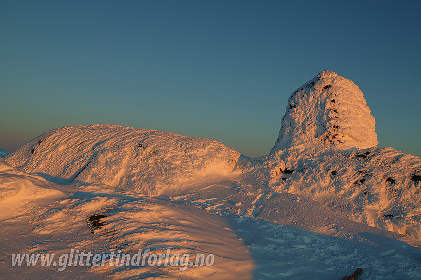 Toppvarden på Mugnetinden (1737 moh) en desemberkveld.