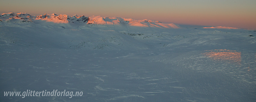 Fra Mugnetinden mot Kalvehøgde en desemberkveld ved solnedgang.