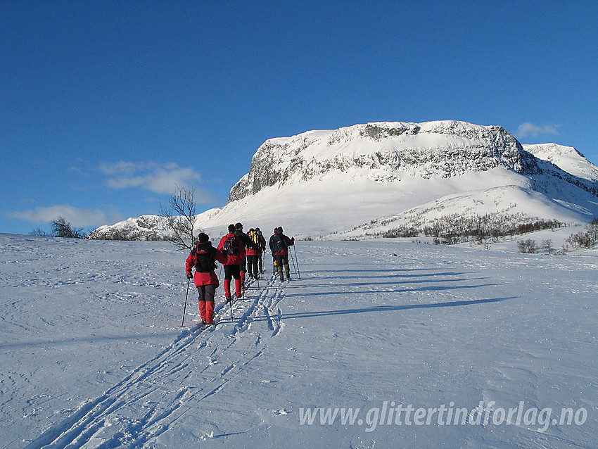 Gruppe skiløpere på vei mot Grindane (1724 moh).